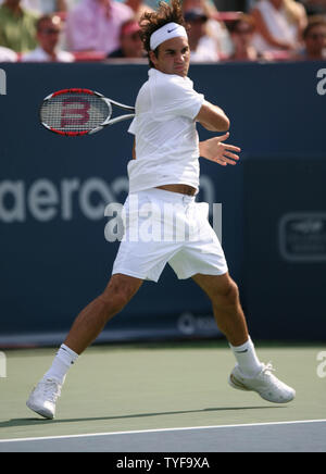 Roger Federer colpisce un diretti a Novak Djokovic di Serbia nella loro partita finale del Rogers Cup ATP Masters Series a Uniprix Stadium di Montreal il 12 agosto 2007. Djokovic ha sconfitto il top-ranked Federer 7-6(2), 2-6, 7-6(2) per portare gli Stati Uniti Aprire serie di tornei. (UPI foto/Grazia Chiu). Foto Stock