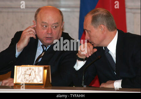 Il presidente russo Vladimir Putin (R) Chat con Premier Mikhail Fradkov a un Consiglio di Stato 's incontro presso il Cremlino di Mosca, il 27 dicembre 2005. (UPI foto/Anatoli Zhdanov) Foto Stock