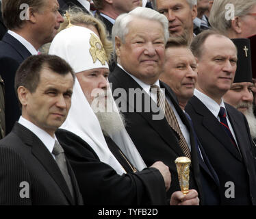 Da sinistra a destra: Russo il Ministro degli Interni Rashid Nurgaliyev, Patriarca ortodosso russo Alessio II, ex Presidente Boris Eltsin, il ministro della Difesa Sergei Ivanov e direttore di russo del Servizio di Sicurezza Federale Nikolay Patrushev assistere ad una cerimonia in occasione del settantesimo anniversario del reggimento nel Cremlino di Mosca il 7 maggio 2006. Oggi il Presidente russo Vladimir Putin si è congratulato con il reggimento e presentato un nuovo banner di combattimento. (UPI foto/Anatoli Zhdanov) Foto Stock