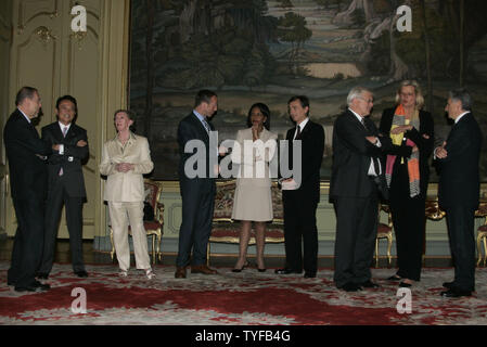 Da sinistra a destra: politica estera dell'Unione europea Javier Solana, Giapponese Ministro degli esteri Taro Aso, gli affari esteri e del Commonwealth Segretario Margaret BECKETT Ministro degli esteri canadese Peter Mackay, U.S. Il segretario di Stato Condoleezza Rice e il ministro degli Esteri francese Philippe Douste-Blazy, il Ministro degli esteri tedesco Frank-Walter Steinmeier, il Ministro degli esteri austriaco Ursula Plassnik, ministro italiano degli Affari Esteri Massimo D'Alema parlare durante un G8 Riunione dei Ministri degli Esteri a Mosca, il 29 giugno 2006. (UPI foto/Anatoli Zhdanov) Foto Stock