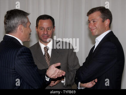 In Russia il più ricco oligarch Roman Abramovich (R) assiste una massa di rottura di una cerimonia per il business college 'Skolkovo' vicino a Mosca il 21 settembre 2006. 'Skolkovo' è progettato per essere la Russia la più prestigiosa scuola per preparare specialisti MBA. (UPI foto/Anatoli Zhdanov) Foto Stock