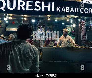 Qureshi Kabab Corner nella Vecchia Delhi India durante il Ramadan Foto Stock