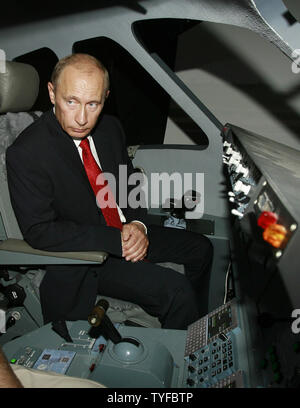 Il presidente russo Vladimir Putin si siede in un simulatore di addestramento della nuova gamma media Superjet 100 aeromobili civili al MAKS-2007 international air show in Zhukovsky al di fuori di Mosca il 21 agosto 2007. (UPI foto/Anatoli Zhdanov) Foto Stock