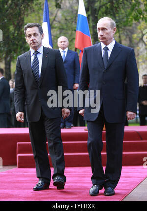 Il presidente russo Vladimir Putin (R) e il Presidente francese Nicolas Sarkozy partecipare all'apertura di un monumento per commemorare il francese guerra mondiale due Normandie-Niemen Fighter Squadron, al Parco Lefortovo a Mosca il 10 ottobre 2007. (UPI foto/Anatoli Zhdanov) Foto Stock