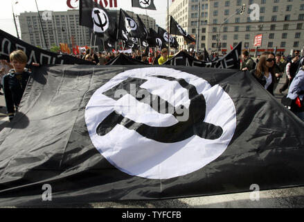 Onda di manifestanti bandiere della nazionale bandito partito bolscevico durante una manifestazione tradizionale nel centro di Mosca il 1 maggio 2008. Migliaia di comunisti, membri della Federazione principali partiti politici e attivisti dell'opposizione in scena marche concorrenti a Mosca e in altre città giovedì segnando il tradizionale può giorni di vacanza. (UPI foto/Anatoli Zhdanov) Foto Stock