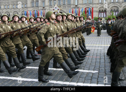 Indossare l Esercito Rosso II Guerra Mondiale era uniformi delle truppe russe a marzo per la vittoria annuale parata del giorno nella Piazza Rossa di Mosca il 9 maggio 2008. Aeroplani militari gridavano oltre la Piazza Rossa e lanciamissili rumbled ultimi ranghi di soldati venerdì quando la Russia ha celebrato la vittoria sulla Germania Nazista con una dimostrazione di forza militare non visto dal crollo dell'Unione Sovietica. (UPI foto/Anatoli Zhdanov) Foto Stock