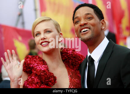 Usa attore Will Smith e South African nato attrice Charlize Theron arriva per la apertura della mosca Film festival dove si stanno promuovendo i loro film 'Hancock" a Mosca il 19 giugno 2008. (UPI foto/Anatoli Zhdanov) Foto Stock