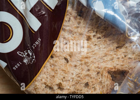 Rosolare il pane in un sacchetto di plastica. Regno Unito Foto Stock