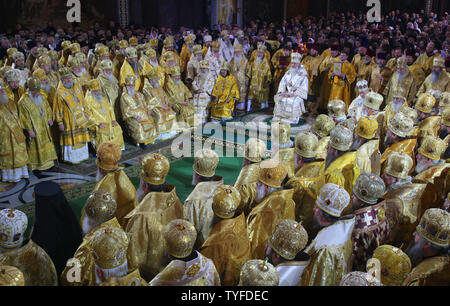 Nuova Chiesa Russa Ortodossa Patriarca Kirill conduce la sua intronizzazione servizio nel la Cattedrale di Cristo Salvatore a Mosca il 6 gennaio 2009. Il Patriarca Kirill è stata intronizzata la domenica, diventando il xvi leader dei suoi 160 milioni di gregge, il più grande del mondo di chiesa ortodossa. (UPI foto/Anatoli Zhdanov) Foto Stock