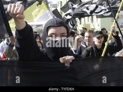 Onda di manifestanti bandiere della nazionale bandito partito bolscevico durante una manifestazione tradizionale per contrassegnare giorno di maggio a Mosca il 1 maggio 2009. (UPI foto/Anatoli Zhdanov) Foto Stock