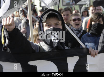 I manifestanti fanno il saluto nazista e wave bandiere della nazionale bandito partito bolscevico durante una manifestazione tradizionale per contrassegnare giorno di maggio a Mosca il 1 maggio 2009. (UPI foto/Anatoli Zhdanov) Foto Stock