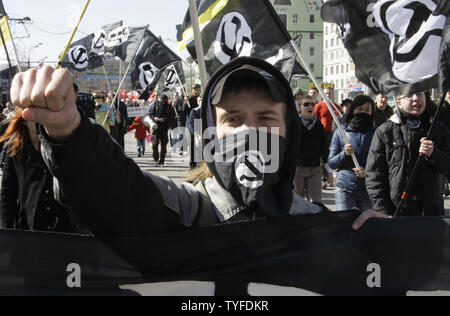 I manifestanti fanno il saluto nazista e wave bandiere della nazionale bandito partito bolscevico durante una manifestazione tradizionale per contrassegnare giorno di maggio a Mosca il 1 maggio 2009. (UPI foto/Anatoli Zhdanov) Foto Stock