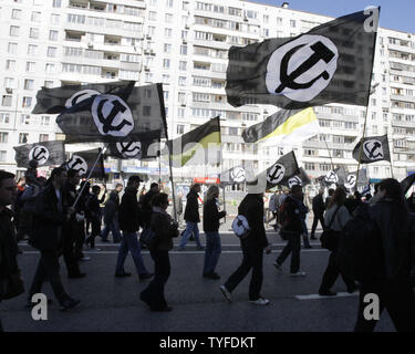 Onda di manifestanti bandiere della nazionale bandito partito bolscevico durante una manifestazione tradizionale per contrassegnare giorno di maggio a Mosca il 1 maggio 2009. (UPI foto/Anatoli Zhdanov) Foto Stock