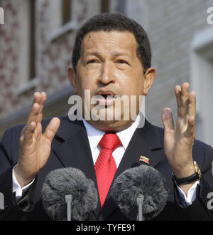 Presidente venezuelano Hugo Chavez parla durante una conferenza stampa congiunta con il Presidente russo Dmitry Medvedev dopo la riunione presso la residenza presidenziale al di fuori Mosca in Barvikha il 10 settembre 2009. Chavez il giovedì ha detto che il suo paese ha riconosciuto l'indipendenza della Georgia regioni separatiste Ossezia meridionale e Abkhazia. UPI/Anatoli Zhdanov Foto Stock