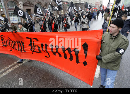 Onda di manifestanti bandiere della nazionale bandito partito bolscevico durante un rally per celebrare il 92 ° anniversario della rivoluzione del 1917 a Mosca il 7 novembre 2009. UPI/Anatoli Zhdanov Foto Stock