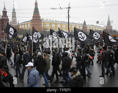 Onda di manifestanti bandiere della nazionale bandito partito bolscevico come essi a piedi passato il Cremlino di Mosca durante un rally per celebrare il 92 ° anniversario della rivoluzione del 1917 a Mosca il 7 novembre 2009. UPI/Anatoli Zhdanov Foto Stock