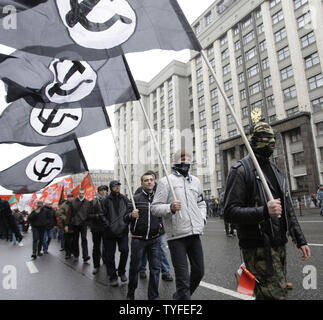 Onda di manifestanti bandiere della nazionale bandito partito bolscevico come essi a piedi passato parlamento russo durante un rally per celebrare il 92 ° anniversario della rivoluzione del 1917 a Mosca il 7 novembre 2009. UPI/Anatoli Zhdanov Foto Stock