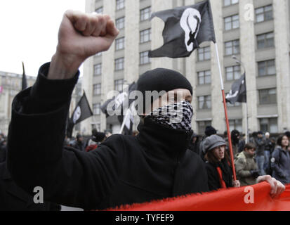 Onda di manifestanti bandiere della nazionale bandito partito bolscevico come essi a piedi passato parlamento russo durante un rally per celebrare il 92 ° anniversario della rivoluzione del 1917 a Mosca il 7 novembre 2009. UPI/Anatoli Zhdanov Foto Stock