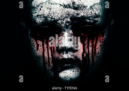 Creepy bloody doll nel buio Foto Stock