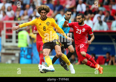 Marouane Fellaini del Belgio (L) è contestata da Naim Sliti della Tunisia durante il 2018 Coppa del Mondo FIFA Gruppo G corrisponde all'Spartak Stadium di Mosca, Russia il 23 giugno 2018. Il Belgio ha sconfitto la Tunisia 5-2. Foto di Chris Brunskill/UPI Foto Stock