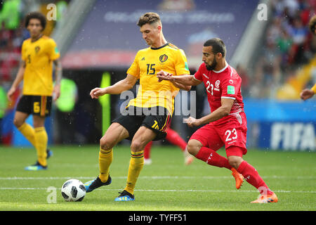 Thomas Meunier del Belgio (L) è contestata da Naim Sliti della Tunisia durante il 2018 Coppa del Mondo FIFA Gruppo G corrisponde all'Spartak Stadium di Mosca, Russia il 23 giugno 2018. Il Belgio ha sconfitto la Tunisia 5-2. Foto di Chris Brunskill/UPI Foto Stock