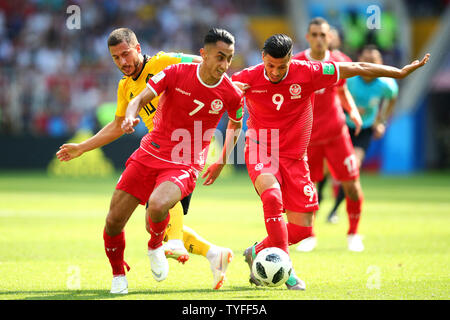 Eden Hazard (C) del Belgio è contestata da Saifeddine Khaoui (L) e Anice Badri di Tunisia durante il 2018 Coppa del Mondo FIFA Gruppo G corrisponde all'Spartak Stadium di Mosca, Russia il 23 giugno 2018. Il Belgio ha sconfitto la Tunisia 5-2. Foto di Chris Brunskill/UPI Foto Stock