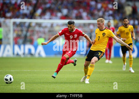 Kevin de Bruyne (R) del Belgio e Anice Badri della Tunisia si spostano verso la sfera durante il 2018 Coppa del Mondo FIFA Gruppo G corrisponde all'Spartak Stadium di Mosca, Russia il 23 giugno 2018. Il Belgio ha sconfitto la Tunisia 5-2. Foto di Chris Brunskill/UPI Foto Stock