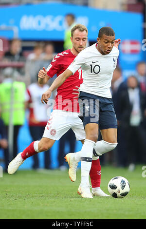 Christian Eriksen (L) della Danimarca compete per la sfera con Kylian Mbappe della Francia durante il 2018 Coppa del Mondo FIFA Gruppo C corrispondono a Luzhniki Stadium di Mosca, Russia il 26 giugno 2018. Il gioco ha finito in un 0-0. Foto di Chris Brunskill/UPI Foto Stock