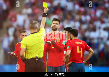 Gerard Pique di Spagna è mostrato il cartellino giallo da arbitro Bjorn Kuipers durante il 2018 FIFA World Cup Round di 16 corrispondono a Luzhniki Stadium di Mosca, Russia il 1 luglio 2018. La Russia ha battuto la Spagna 4-2 sulle sanzioni per qualificarsi per i quarti di finale. Foto di Chris Brunskill/UPI Foto Stock