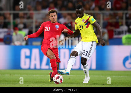 Il dele Alli (L) dell'Inghilterra compete per la sfera con Davinson Sanchez della Colombia durante il 2018 FIFA World Cup Round di 16 corrispondono a Spartak Stadium di Mosca, Russia il 3 luglio 2018. Inghilterra ha battuto la Colombia 4-3 sulle sanzioni per qualificarsi per i quarti di finale. Foto di Chris Brunskill/UPI Foto Stock