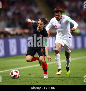 Luka Modric (L) della Croazia compete per la palla con il dele Alli di Inghilterra durante il 2018 FIFA World Cup semi-finale corrispondono a Luzhniki Stadium di Mosca, Russia sulla luglio 11, 2018. Croazia beat Inghilterra 2-1 di qualificarsi per la finale. Foto di Chris Brunskill/UPI Foto Stock