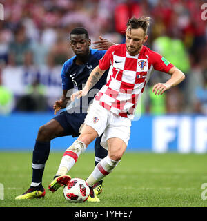 Paul Pogba (L) della Francia compete per la sfera con Ivan Rakitic di Croazia durante il 2018 FIFA World Cup match finale a Luzhniki Stadium di Mosca, Russia il 15 luglio 2018. La Francia batte la Croazia 4-2. Foto di Chris Brunskill/UPI Foto Stock