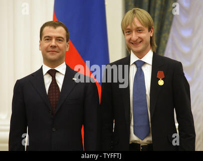 Il Presidente russo Dmitry Medvedev (L) presenta l'ordine di merito per la patria, di prima classe, alla figura skater Yevgeny Plushenko al Cremlino a Mosca il 15 marzo 2010. Plushenko ha vinto una medaglia d'argento ai Giochi Olimpici invernali di Vancouver. UPI/Alex Natin Foto Stock