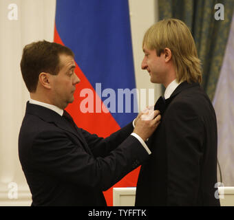 Il Presidente russo Dmitry Medvedev (L) presenta l'ordine di merito per la patria, di prima classe, alla figura skater Yevgeny Plushenko al Cremlino a Mosca il 15 marzo 2010. Plushenko ha vinto una medaglia d'argento ai Giochi Olimpici invernali di Vancouver. UPI/Alex Natin Foto Stock