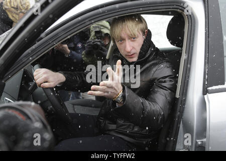 Figura russo Yevgeny pattinatore Plushenko che ha vinto medaglia d'argento ai Giochi Olimpici invernali di Vancouver si siede nella sua nuova Audi Q5 crossover dopo un ricevimento in onore della nazionale olimpica del Cremlino a Mosca il 15 marzo 2010. Governo russo ha premiato gli atleti nazionali Audi Q7 ($100K) per l'oro, Audi Q5 ($60k) per l'argento e Audi A4 ($50K) per le medaglie di bronzo. UPI/Alex Hatin Foto Stock