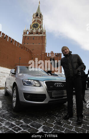 Figura russo Yevgeny pattinatore Plushenko che ha vinto medaglia d'argento ai Giochi Olimpici invernali di Vancouver le onde a sua nuova Audi Q5 crossover dopo un ricevimento in onore della nazionale olimpica del Cremlino a Mosca il 15 marzo 2010. Governo russo ha premiato gli atleti nazionali Audi Q7 ($100K) per l'oro, Audi Q5 ($60k) per l'argento e Audi A4 ($50K) per le medaglie di bronzo. UPI/Alex Hatin Foto Stock