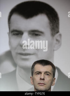 Miliardario russo e candidato presidenziale Mikhail Prokhorov parla nella sua conferenza stampa a Mosca il 28 febbraio 2012. Le elezioni presidenziali russe è domenica 4 marzo. UPI Foto Stock