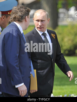 Il presidente russo Vladimir Putin assiste una ghirlanda di cerimonia di posa presso la tomba del Soldato sconosciuto alla vigilia del giorno della vittoria: celebrazioni a Mosca il 8 maggio 2012. UPI Foto Stock