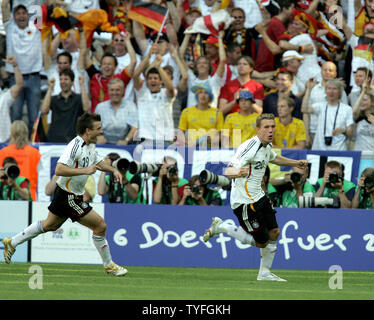 Giocatore tedesco Lukas Podolski (R) dopo il suo obiettivo per un punteggio di 1-0 nella Coppa del Mondo di Monaco di Baviera, Germania il 24 giugno 2006. La Germania ha sconfitto la Svezia 2-0. (UPI foto/Norbert Rzepka) Foto Stock