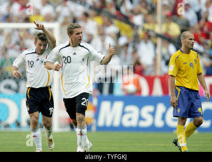 Lukas Podolski dopo il colpo al traguardo per un punteggio di 1-0 nella Coppa del Mondo di Monaco di Baviera, Germania il 24 giugno 2006. La Germania ha sconfitto la Svezia 2-0. (UPI foto/Norbert Rzepka) Foto Stock