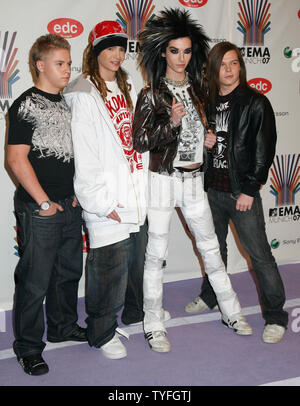 (Da l a r) Gustav Schafer, Tom Kaulitz Bill Kaulitz e Georg Listing della band Tokio Hotel arriva a MTV Europe Music Awards a Monaco di Baviera, in Germania il 1 novembre 2007. (UPI foto/David Silpa) Foto Stock
