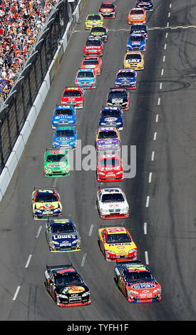 Jeff Gordon dirige il campo all'inizio della metropolitana 500 a Martinsville Speedway in Martinsville, va il 21 ottobre 2007. (UPI foto/Karl B. DeBlaker) Foto Stock