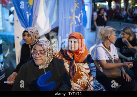 Istanbul, Turchia. Il 21 giugno, 2019. Onorevoli ascoltare discorsi durante la riunione.CHP Istanbul candidato sindaco Ekrem ?mamo?lu, con CHP Leader Kemal K?l?çdaro?lu, ha tenuto una riunione nel quartiere di Eyup, prima delle nuove elezioni previste per il mese di giugno 23. Come nelle precedenti elezioni, svoltasi il 31 marzo e vinto da Imamoglu sconfiggere sconfitto candidato AKP Binali Yildlirim, sono state annullate dal supremo consiglio elettorale, una seconda elezione era stato chiamato. Credito: Valeria Ferraro SOPA/images/ZUMA filo/Alamy Live News Foto Stock