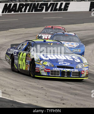 Jimmie Johnson conduce la gara in Lowe la Chevrolet inizio nella metropolitana 500 gara NASCAR a Martinsville Speedway in Martinsville, in Virginia, il 22 ottobre 2006. (UPI foto/nellâ Redmond) Foto Stock