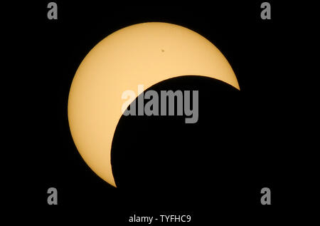 Il profilarsi la luna copre il sole durante un eclissi anulare oltre i cieli della Monument Valley National Park, Arizona il 20 maggio 2012. L'eclipse è stato visto da milioni di spettatori provenienti dalla Cina e dal Giappone per il Western USA come la rotazione della terra posizionato l Estremo Oriente e Stati Uniti d'America sotto la luna in ombra. La durata di due ore ha raggiunto anche la massima copertura, o annularity, per circa quattro minuti come il sole è stato bloccato dalla luna al 6:34 pm ora locale. .UPI/Joe Marino-Bill Cantrell Foto Stock