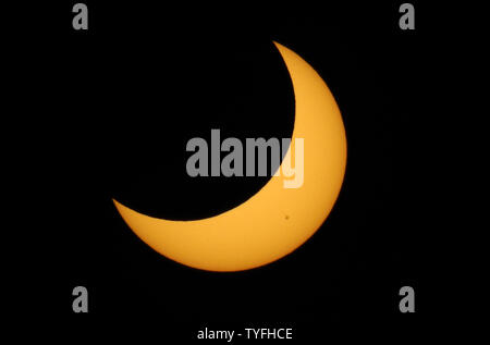 Il profilarsi la luna copre il sole durante un eclissi anulare oltre i cieli della Monument Valley National Park, Arizona il 20 maggio 2012. L'eclipse è stato visto da milioni di spettatori provenienti dalla Cina e dal Giappone per il Western USA come la rotazione della terra posizionato l Estremo Oriente e Stati Uniti d'America sotto la luna in ombra. La durata di due ore ha raggiunto anche la massima copertura, o annularity, per circa quattro minuti come il sole è stato bloccato dalla luna al 6:34 pm ora locale. .UPI/Joe Marino-Bill Cantrell Foto Stock