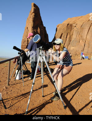 Fotografo, Katie Darby di Atlanta, Georgia imposta la sua telecamere nella preparazione di documentare le eclissi anulare come avviene nei cieli di Monument Valley National Park, Arizona il 20 maggio 2012..La durata di due ore ha raggiunto anche la massima copertura, o annularity, per circa quattro minuti come il sole è stato bloccato dalla luna al 6:34 pm ora locale. .UPI/Joe Marino-Bill Cantrell Foto Stock