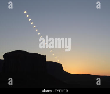 Seguendo un percorso orbitale da Cina e Giappone attraverso wester Texas, la luna passa davanti al sole creando un eclissi anulare nei cieli di Monument Valley National Park, Arizona il 20 maggio 2012. Questo timelapse, immagine composita mostra le varie fasi dell'evento come il sole scendeva al di là del buttes nel mid-western sky. .UPI/Joe Marino-Bill Cantrell Foto Stock