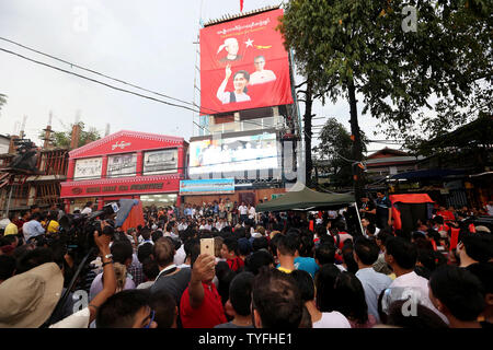 I sostenitori del Myanmar il leader dell'opposizione Aung San Suu Kyi del partito come si guarda il polling stazione conta su di uno schermo gigante al di fuori delle sedi di partito a Yangon il 8 novembre 2015. Milioni e milioni di cittadini hanno votato in Myanmar storica elezione generale che potrebbe spingere il leader dell'opposizione Aung San Suu Kyi suo pro-democrazia partito al potere e tirare il paese lontano dalla presa dei militari. foto di Hongsar Ramonya/ UPI Foto Stock