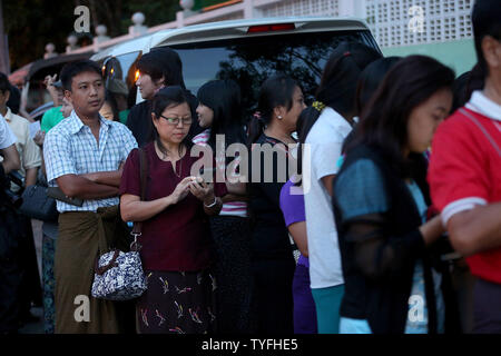 Linea di persone fino al loro voto di Yangon, Myanmar, il 8 novembre 2015. Milioni e milioni di cittadini hanno votato in Myanmar storica elezione generale che potrebbe spingere il leader dell'opposizione Aung San Suu Kyi suo pro-democrazia partito al potere e tirare il paese lontano dalla presa dei militari. foto di Hongsar Ramonya/ UPI Foto Stock